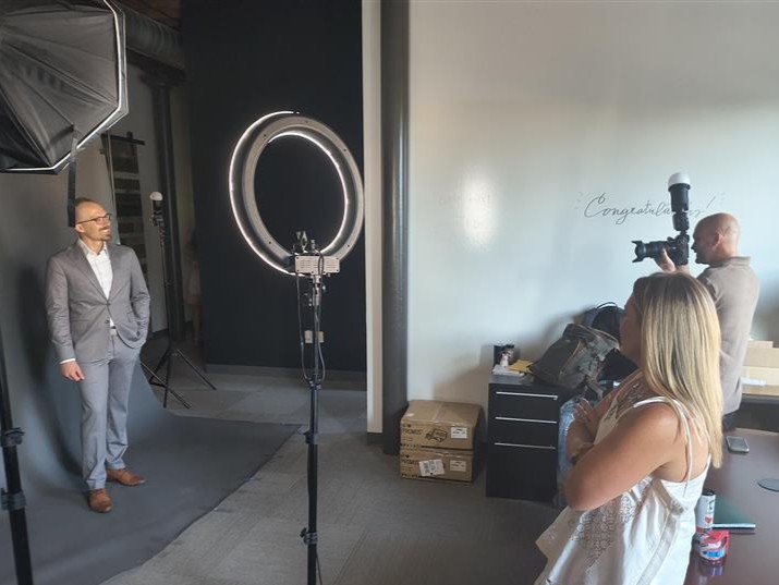 CSCIConsulting's tweet image. Why use stock photos when you’ve got the real deal? 📸For our recent branding photoshoot, we put the spotlight on the true stars—our associates! After all, nobody represents CSCI better than the people who live our values every day. Check out this BTS!