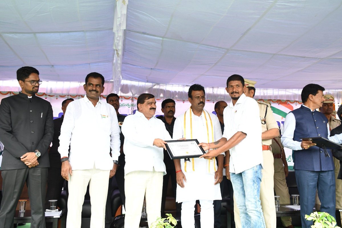 niswarda_ngo's tweet photo. నిస్వార్ధ ఆర్గనైజేషన్ ఆధ్వర్యంలో నిర్వహిస్తున్న సేవా కార్యక్రమాలకు గుర్తింపు 🙏
79 వ స్వాతంత్ర దినోత్సవం సందర్బంగా
ప్రశంసా పత్రం అందుకున్న నిస్వార్థ ఆర్గనైజేషన్ వ్యవస్థాపకులు ప్యార్సాని అర్వింద్.

@Drpmahendereddy
@tudimeghareddy 
@meegmr 
@Collector_WNP 
@sp_wanaparthy https://t.co/EauOJa8fV8