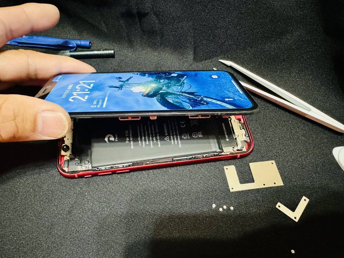 romesama_'s tweet photo. 車のミュージックプレーヤーとして使ってるiPhone11が膨張してたので2年ぶりにバッテリー交換♪
いつもの事ながらネジ小さ過ぎて見えね〜よ！！笑
定規とピアス置いてネジと比較してみたけど分かるかな？👀 https://t.co/ctuXoX7NXX