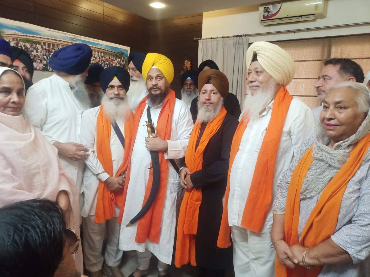 Former MP Harinder Singh Khalsa joins the new faction of Akali Dal, inducted into the party by President Giani Harpreet Singh.

Khalsa’s journey:

1996 – Won Bathinda (SAD)
2014 – Won Fatehgarh Sahib (AAP)
2019 – Joined BJP, quit in Dec 2020 to back farmers’ protest.