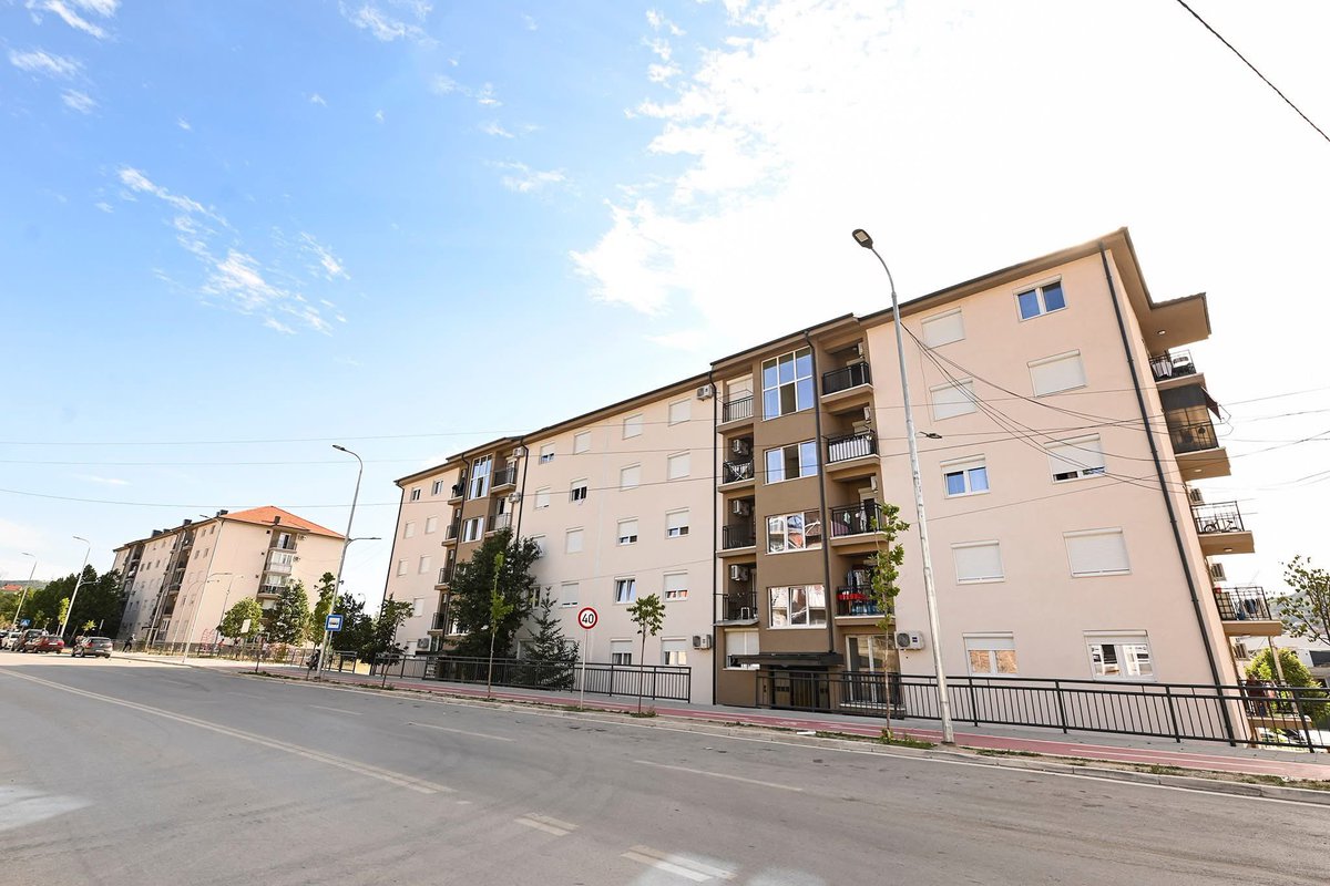 dimalbasha's tweet photo. Ja një lajm që s’e gjeni te platformat e Langarecave👇

Qeveria Kurti renovoi 100 apartamente për familje dëshmorësh, invalidë e veteranë të UÇK-së + edhe 100 për familje me ndihmë sociale.

Kurti nderon luftën, partitë tjera e ofenduan me “veteranë të rrejshëm”.

Tag 📞 OVL! https://t.co/FTRaquoDct
