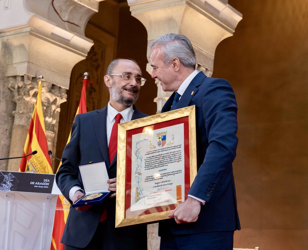 Lamento profundamente el fallecimiento de Javier Lambán. Mi pésame a su familia, sus amigos y sus compañeros.
Fue un socialista honrado, honesto y ejemplar. Un trabajador infatigable que antepuso Aragón y los intereses de los aragoneses a cualquier otra cosa.  
Descanse en paz.