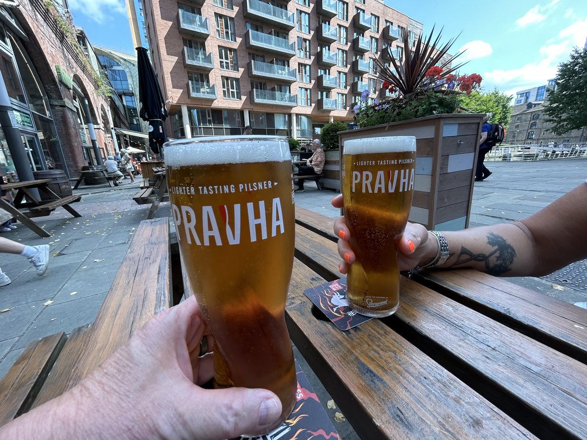 markafanning's tweet photo. First on the crawl from the station to the Belgrave Music Hall for ⁦@SkylightsYRA⁩ tonight https://t.co/9FFyr9pIL7