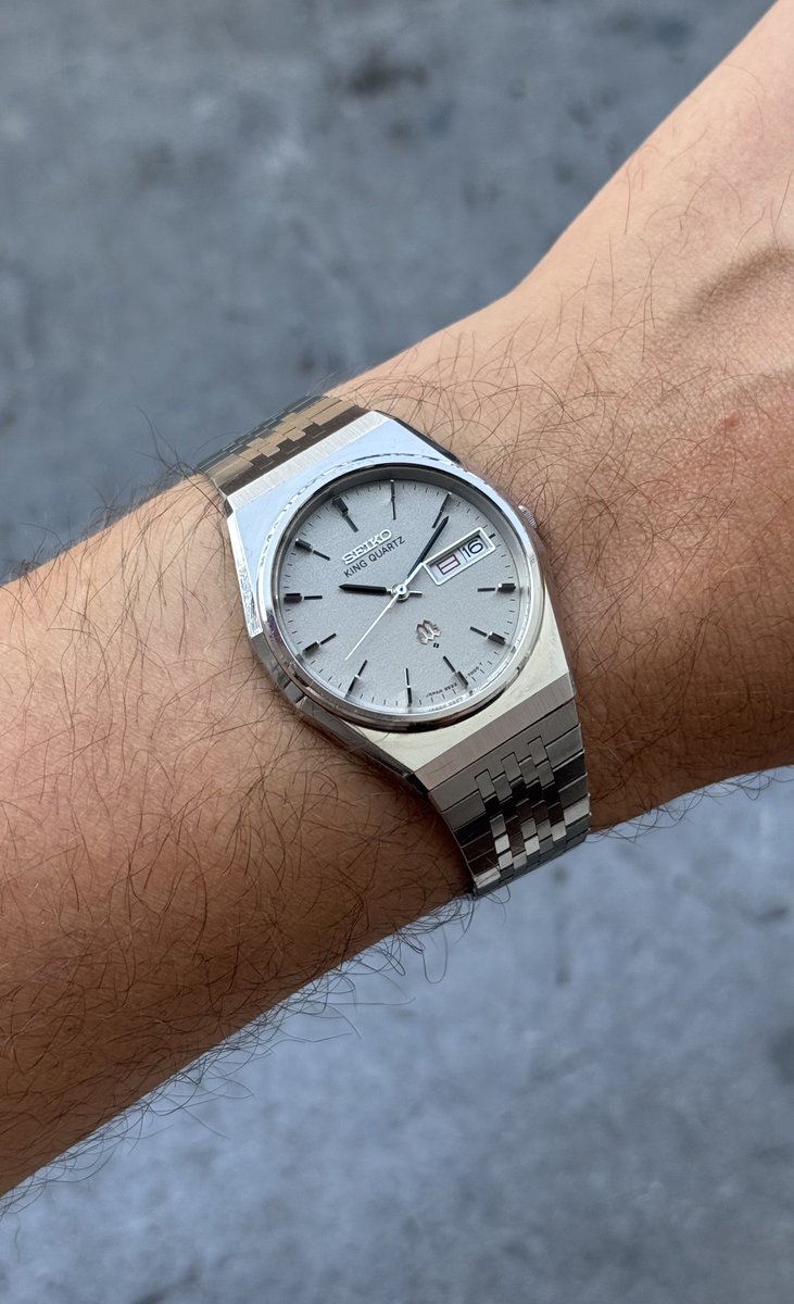 ☀️Disponible : 490€ 

Seiko King Quartz sortie de la manufacture Suwa Seikosha en 1979 ⛩️

Rare modèle Twin Quartz sorti à la fin des années 1970, le haut de la gamme Seiko au début de l’ère du Quartz : 
cadran gris texturé, indices et logos en applique, couronne originale