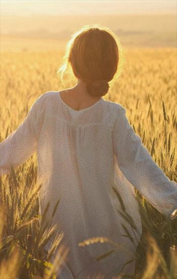 Człowiek jest odpowiedzialny nie tylko za uczucia,
które ma dla innych,ale i za te, które w innych budzi.

 - kard. Stefan Wyszyński -

KOCHAĆ - TO NIE TYLKO DAWAĆ, ALE I PRZYJMOWAĆ 

- ks. Jan Twardowski - *