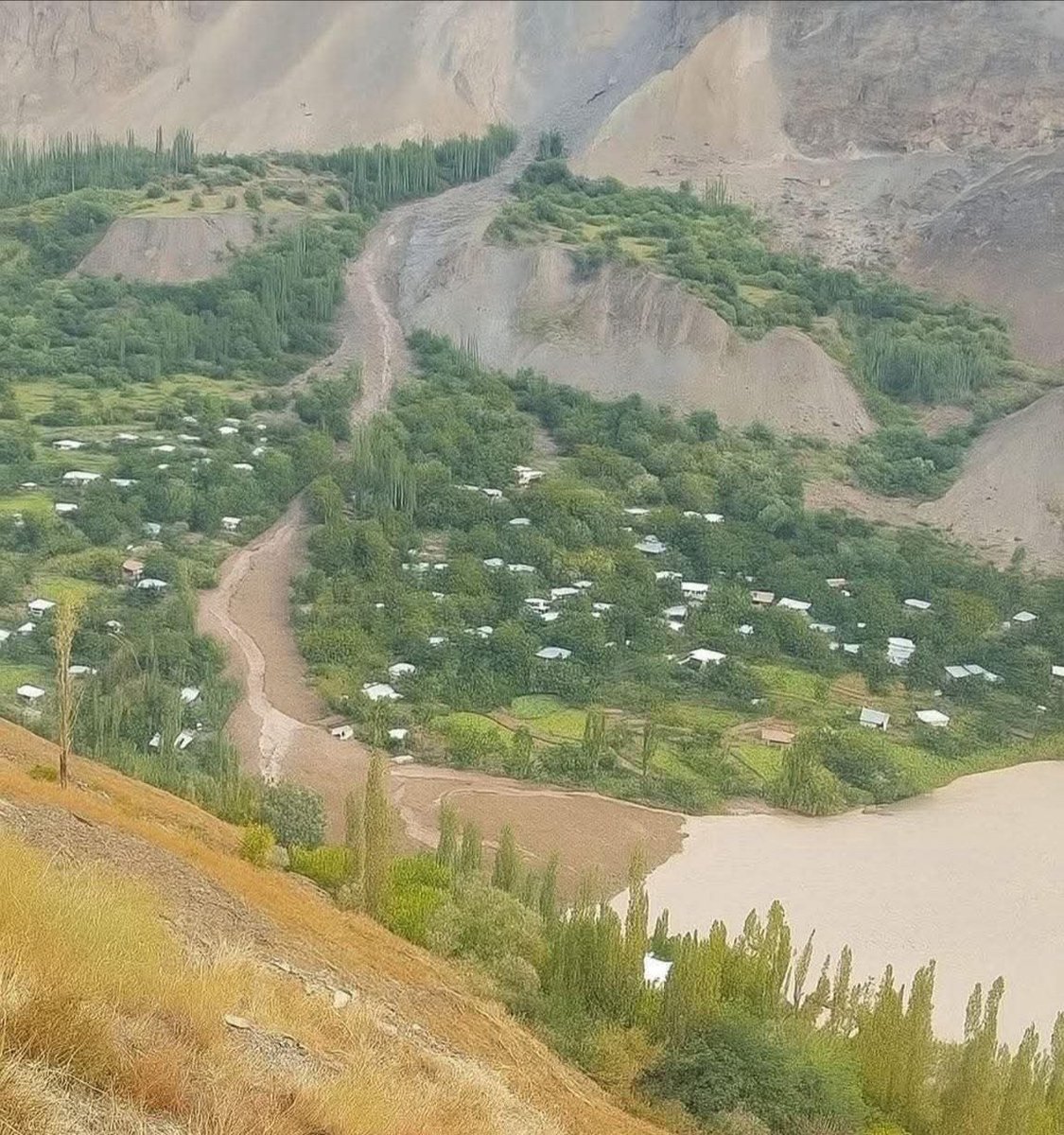 NeelamWali2's tweet photo. A state of emergency should be declared in district Ghizer,Gilgit Baltistan and immediate relief supplies should be delivered via Pakistan Army helicopters.
Charity NGOs should come forward and help the affected people of Khalti.
#Flood2025 
#GilgitBaltistan https://t.co/hq6hBbFEBO