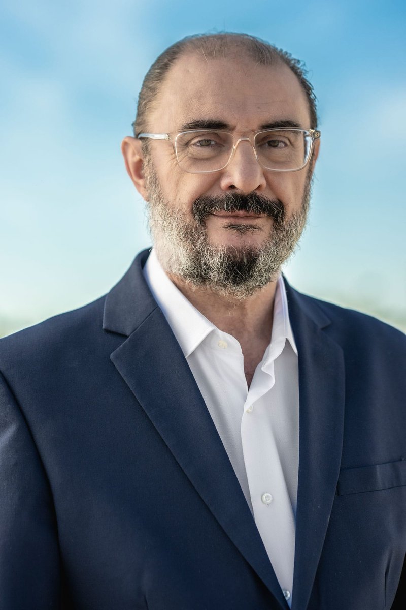 Javier Lambán fue un socialista fiel a sus valores y principios hasta el último de sus días. Gobernó Aragón pensando en todos y todas, y su legado sigue vivo hoy en esa tierra. 

Un abrazo muy fuerte a todo el <a href="/aragonpsoe/">PSOE Aragón</a>, a su familia y amigos. 

Que la tierra te sea leve,