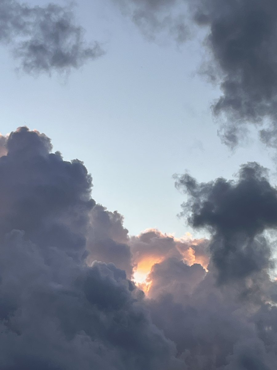 luba_looove's tweet photo. Amma be flying in the ZEN AF clouds when everything pulls down. Just looking at them feels zen 🐸 https://t.co/1qsfzz0IAc
