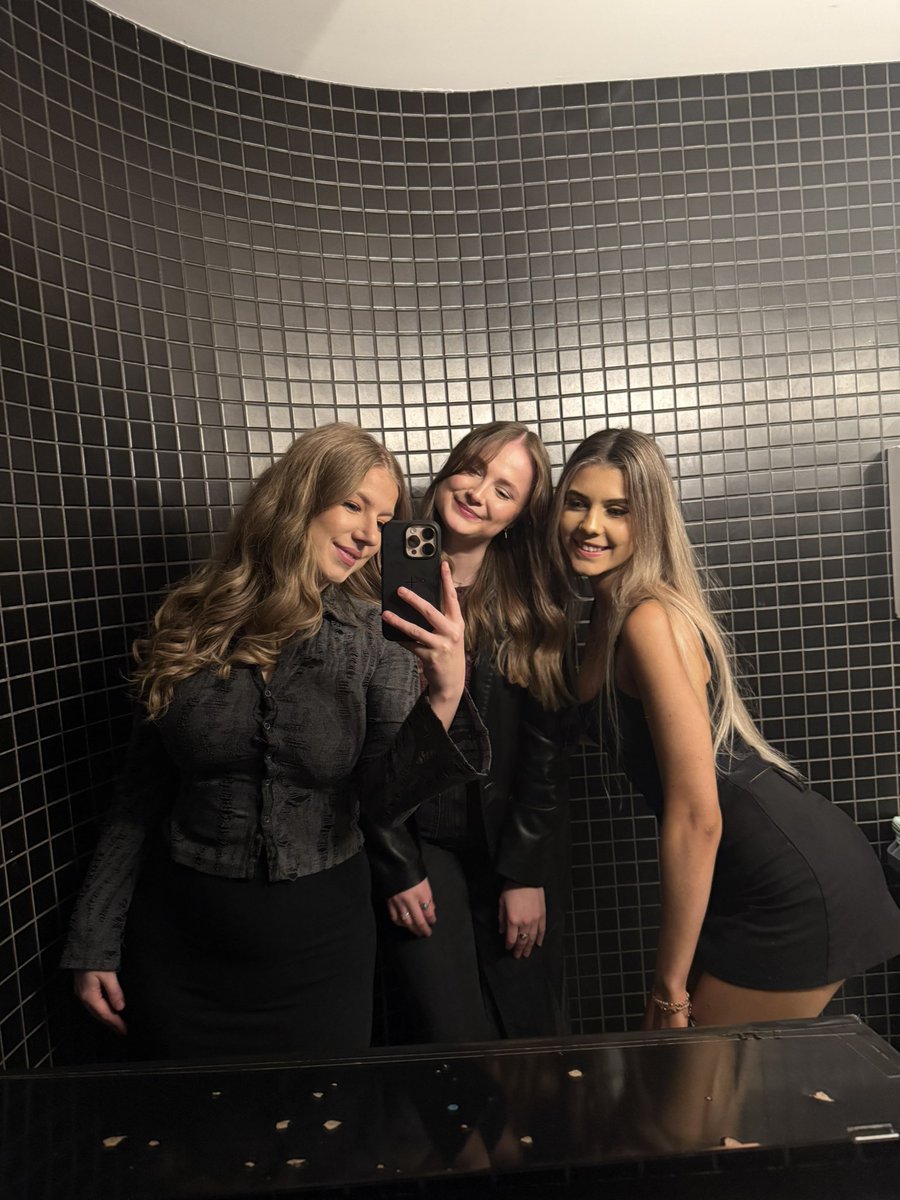 Girls step out of their gaming chair to go outside <a href="/WhatWouldLivDo_/">WhatWouldLivDo</a> <a href="/BerryyBaee/">BerryBae</a> 🥒💕