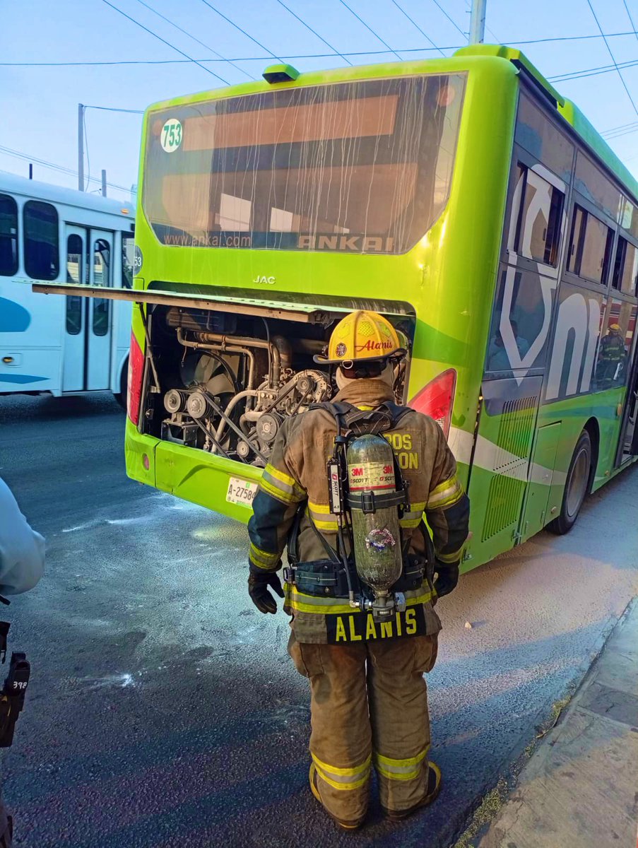 Buenos días, Bomberos Nuevo León estación Central atiende reporte de incendio (conato) en transporte urbano, Av Simón Bolívar y Fleteros #MTY