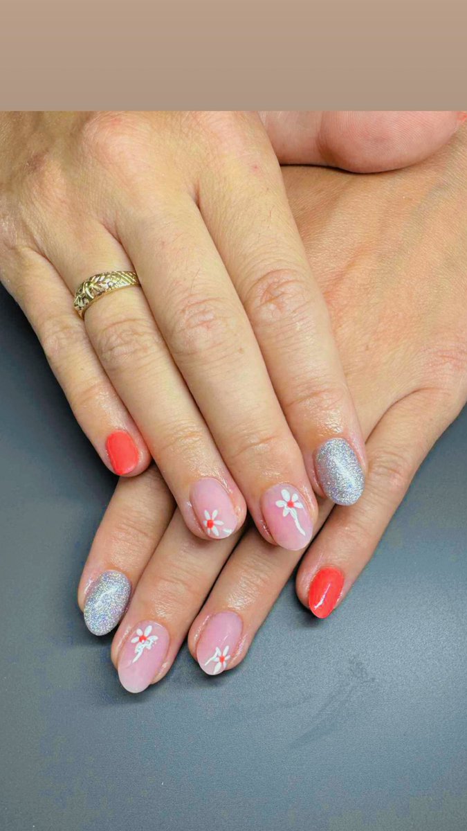 Changed the design/colours slightly and had them filed right down as I normally go every 3weeks but having to go 4 next time to get back to my usual. Holiday nail ready though 💅🏼😎