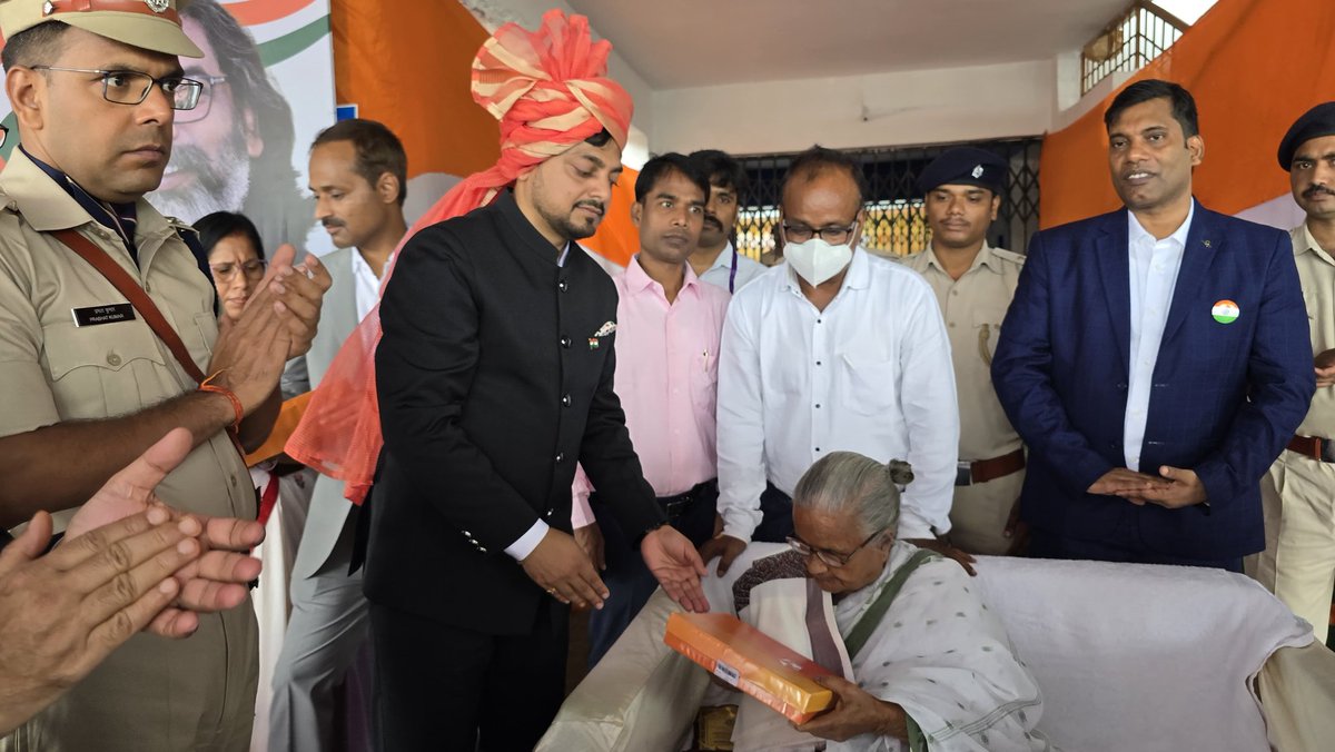 स्वतंत्रता दिवस के मुख्य समारोह में स्वतंत्रता सेनानी स्व. फकीर चंद्र दा की पत्नी कनक लता दा जी को सम्मानित किया गया। कार्यक्रम में स्वतंत्रता सेनानी के बलिदान और देशप्रेम की अमूल्य गाथा को याद किया गया। उनका साहस और त्याग आज भी हमें राष्ट्रसेवा के लिए प्रेरित करता है।