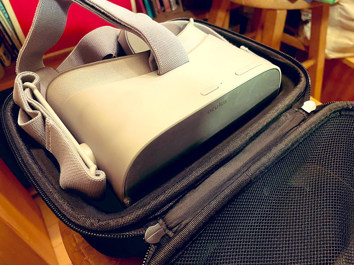 Kenshi_Pokekara's tweet image. これの存在…すっかり忘れてた…
7年前に会社から貰った賞金で買ったOculus Go っていうVRゴーグル。
以前はこれYoutubeとか観てた。
めんどくさくてめっきり使わなくなった…
とりあえず… 充電してみよう🙄
 #VR   #Oculusgo