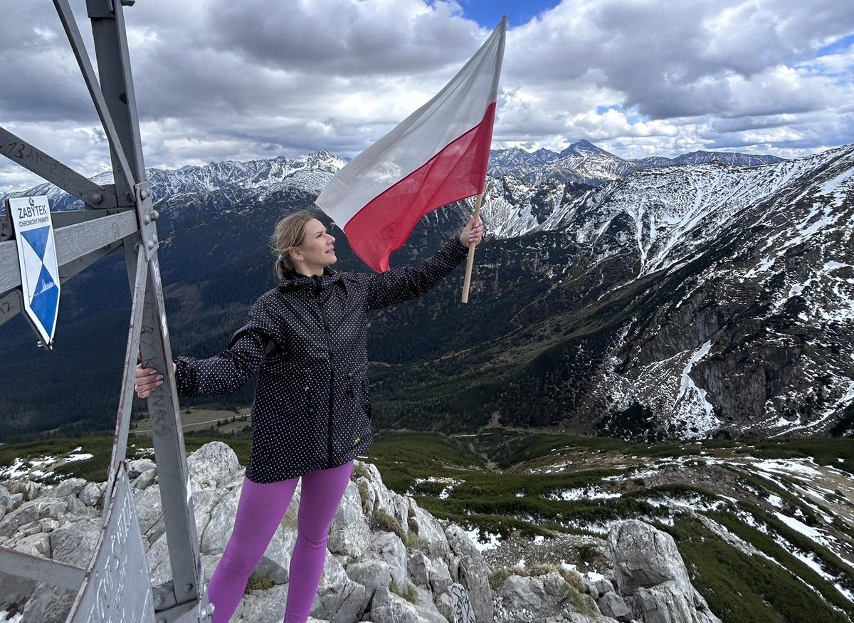 🔥 Kobiety Prawicy – siła, nie krzyk 
🔥 👠 Nie potrzebują parytetów, by działać. 
👩‍👧‍👦 Łączą rodzinę z karierą. 
🇵🇱 Kochają Polskę, nie ideologię.

👉 Lewica krzyczy o „wolności” – Prawica ją realizuje w ciszy, pracą i odpowiedzialnością.