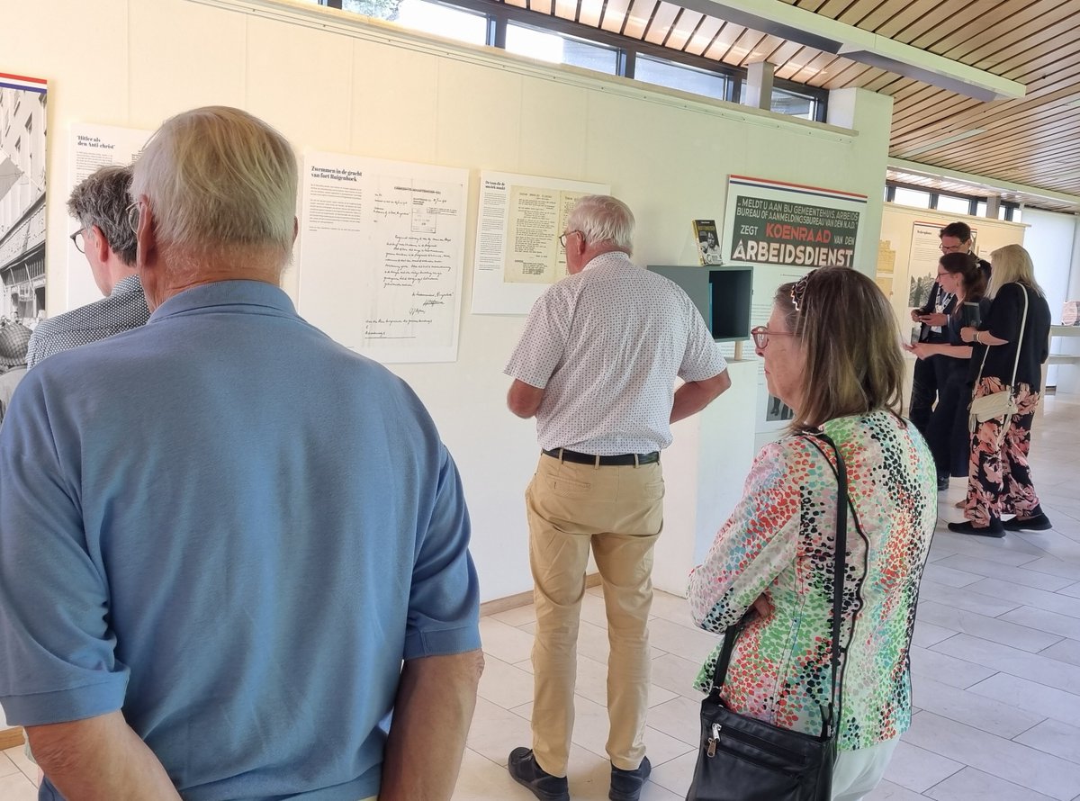 Burgemeester Haverkamp sprak vandaag tijdens de herdenking van de Japanse capitulatie, precies 80 jaar geleden. ’s Ochtends werd ook de tentoonstelling Leven na de Bevrijding geopend. Deze is tot en met 29 augustus te zien in de Kunstgang van het gemeentehuis van gemeente De Bilt