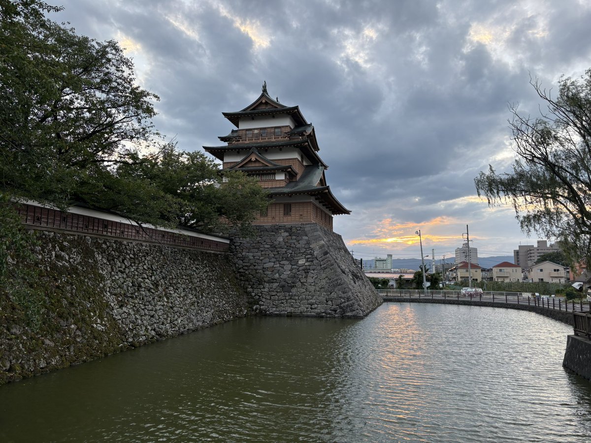 321_4946's tweet photo. 高島城からの諏訪湖上花火大会

フィナーレの湖上スターマインの迫力が圧巻 https://t.co/cTlismg2v7