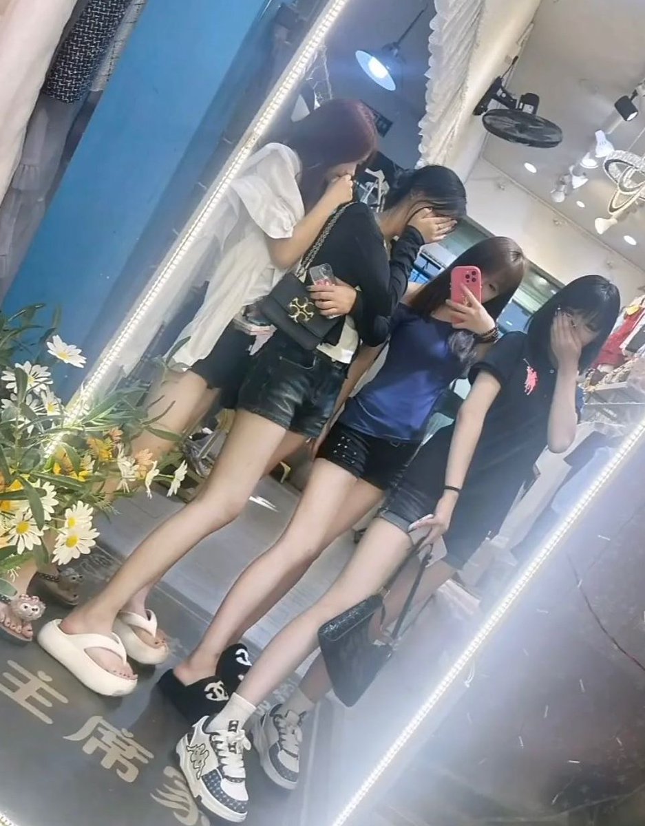 点赞+转发 评论区抽6个粉丝
奖品价格表自选一件，下周五开奖
周五周五，敲锣打鼓✌🏻#女大 #女高  #原味内裤 #原味袜子 #白带 #射鞋打胶 #玉足 #足控