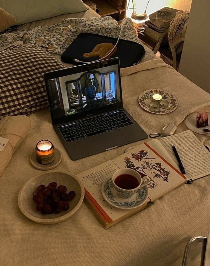 AAyflyn's tweet photo. انا أنتمي لتلك الفئة من الناس التي تسير بحال سبيلها، منغمسة بحياتها و أفكارها وعالمها ووقتها  الضيق الي بالكاد يكفي لأن تعيش أحلامها الفئة التي لاتهتم بك كثيراً وإن لم يطالك خيرها أعدك أن لا يطالك شرها أبداً، لذلك أتعجب بشدة ممن ينشغل بأحد وبتفسير حياة غيره التي لاتخصه ولا تمسه https://t.co/drmUQ5UZu2