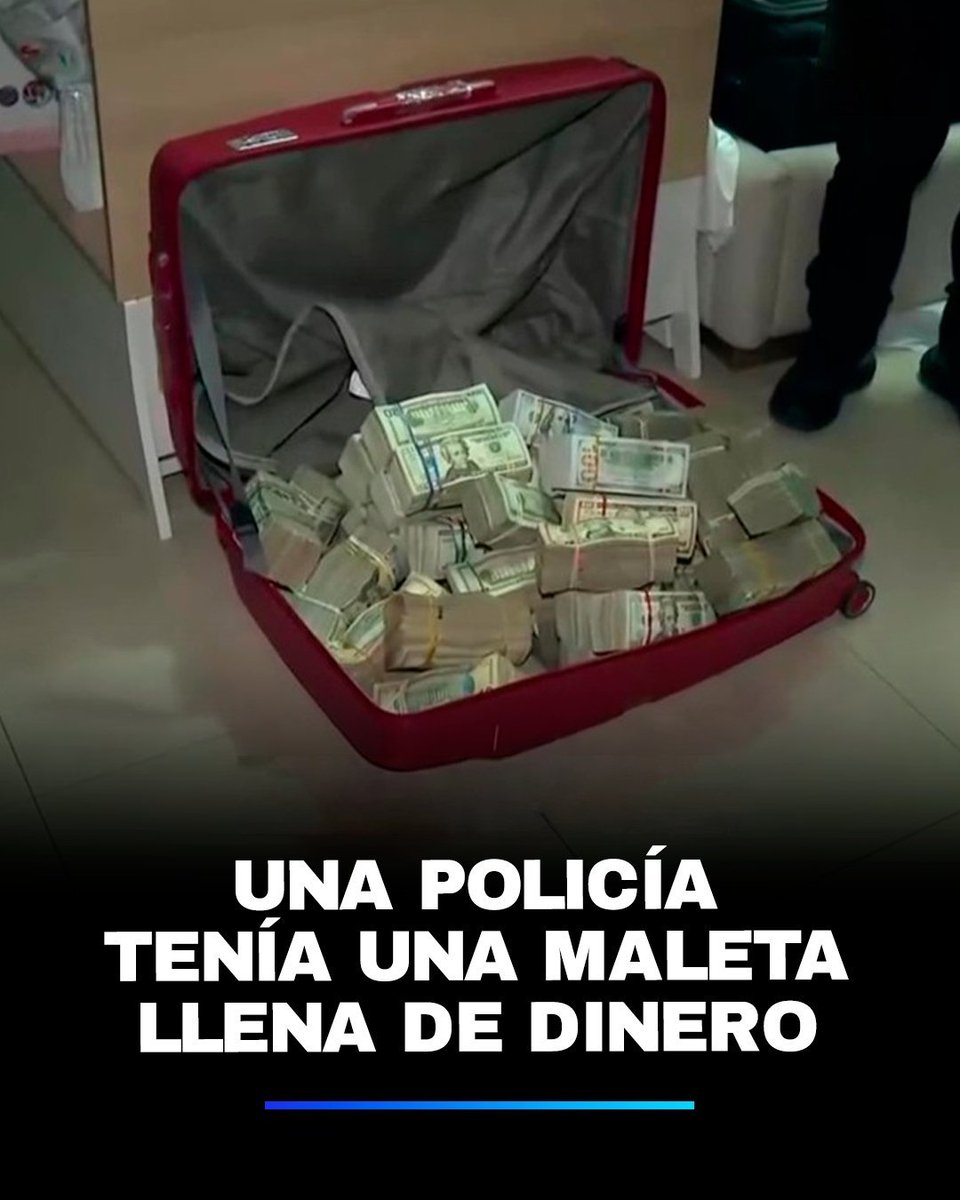 fjsv1974's tweet photo. Una policía en servicio activo con sueldo fijo, estabilidad y una carrera segura… pero eligió venderse al crimen.
En su casa: dinero sucio,  armas,  chalecos antibalas y  un altar a la Santa Muerte.

Abro hilo 🧵 https://t.co/ptuF7WzPiZ