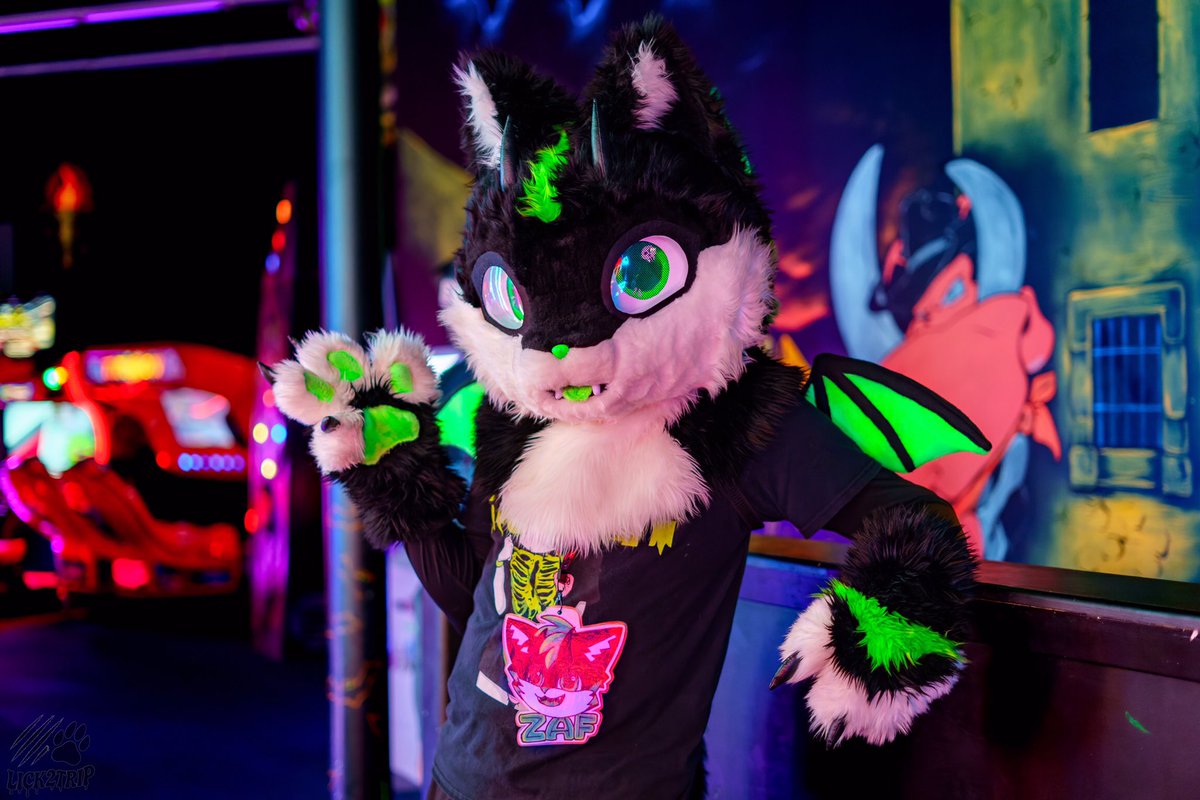 Happy #FursuitFriday!!! To all my pals at TFS, have fun and stay safe! I hope everyone have a wonderful weekend!!!

Thank you Sasha for the awesome pictures!!
📸: <a href="/Lick2Trip/">sasha</a>