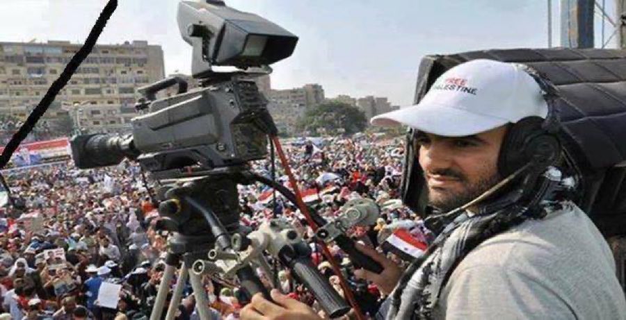 من شهادتي علي #مجزرة_رابعة 

كان #مصعب_الشامي مصورًا يحمل كاميرته بروح المجاهد، يوثق الأحداث من فوق المنصة بلا توقف، حتى أصابته رصاصة غادرة من طائرة مباشرة في رأسه، فتناثرت دماؤه وأجزاء من جمجمته ومخه أمام عيني كأن الإصابة كانت في قلبي.،
القصاص حق ولا يسقط بالتقادم،.