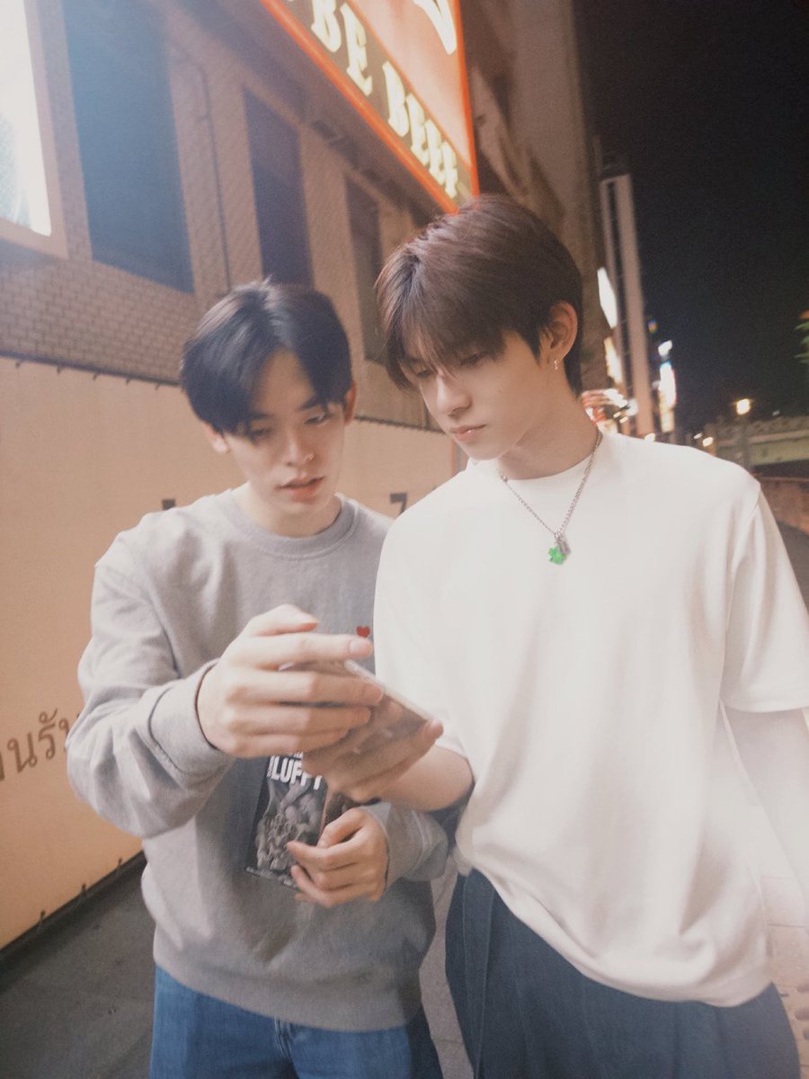 ไปต่างประเทศทีไรก้หวานกันตลอดอ่ะพี่ เหมือนขึ้นเครื่องปุ๊บ ระบบบลูทูธถูกตัดการเชื่อมต่อ จีน ญี่ปุ่น ฮ่องกง มีตำนานหมด พอเหยียบกลับเข้าไทยเท่านั้น เลิกกันที่สนามบินเลย มันติดตม.หรอหรืออะไร