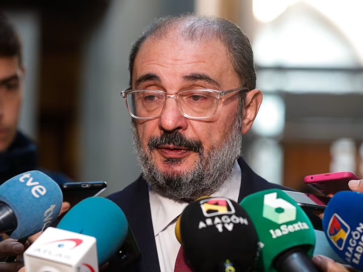 Javier Fernández de los Rios (@jfdezdelosrios) on Twitter photo Lamentamos profundamente el fallecimiento de Javier Lambán, expresidente de Aragón, compañero y un referente socialista.
Su dedicación y compromiso dejarán una huella imborrable.
Mi más sincero pésame a su familia y amigos en estos momentos tan difíciles. DEP
<a href="/aragonpsoe/">PSOE Aragón</a> Lamentamos profundamente el fallecimiento de Javier Lambán, expresidente de Aragón, compañero y un referente socialista.
Su dedicación y compromiso dejarán una huella imborrable.
Mi más sincero pésame a su familia y amigos en estos momentos tan difíciles. DEP
<a href="/aragonpsoe/">PSOE Aragón</a>