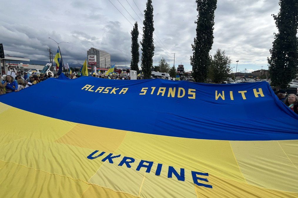 United24media's tweet photo. Hundreds rallied in Anchorage ahead of the Trump-Putin summit, warning “Putin won’t stop at Ukraine” and urging the US to put human rights and POW returns before any territorial deals. 

🔗 https://t.co/Iyc4KXrdDT https://t.co/QnXuUxZ0fs