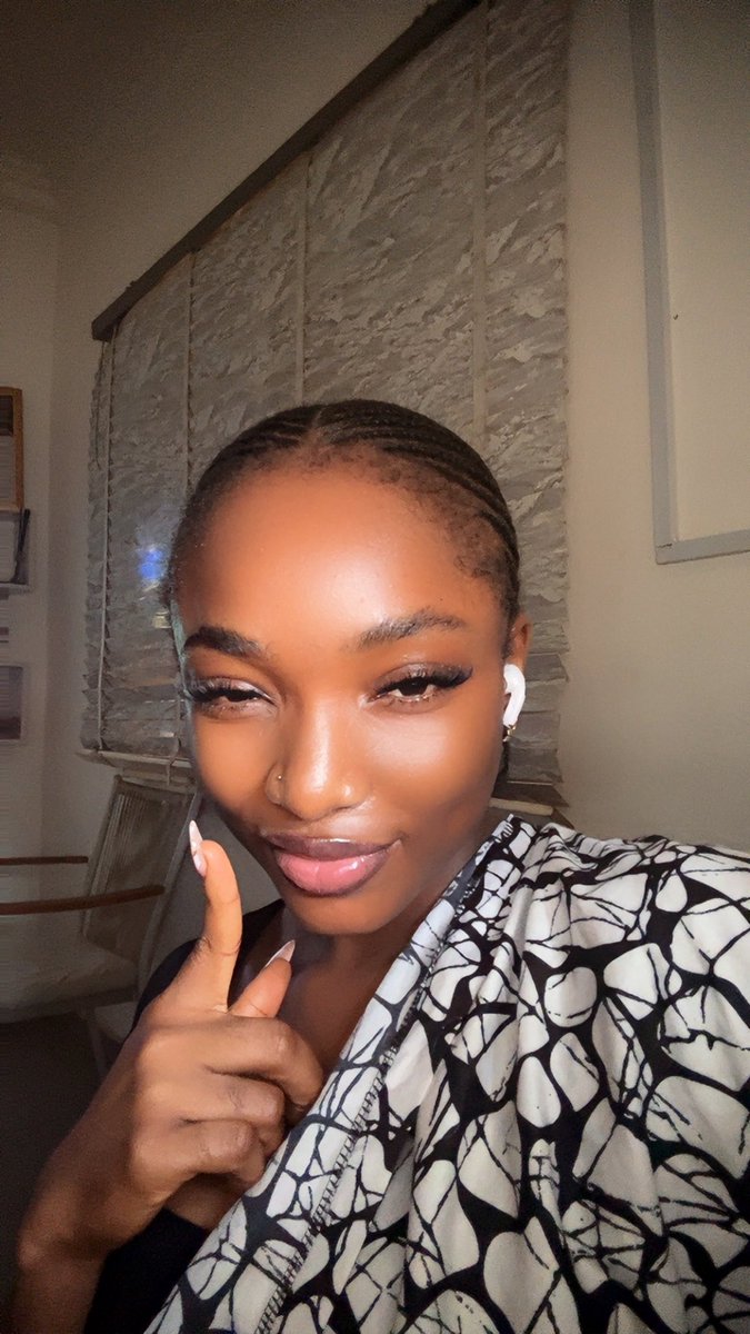 Lashes, lipgloss and small filter🤭💕