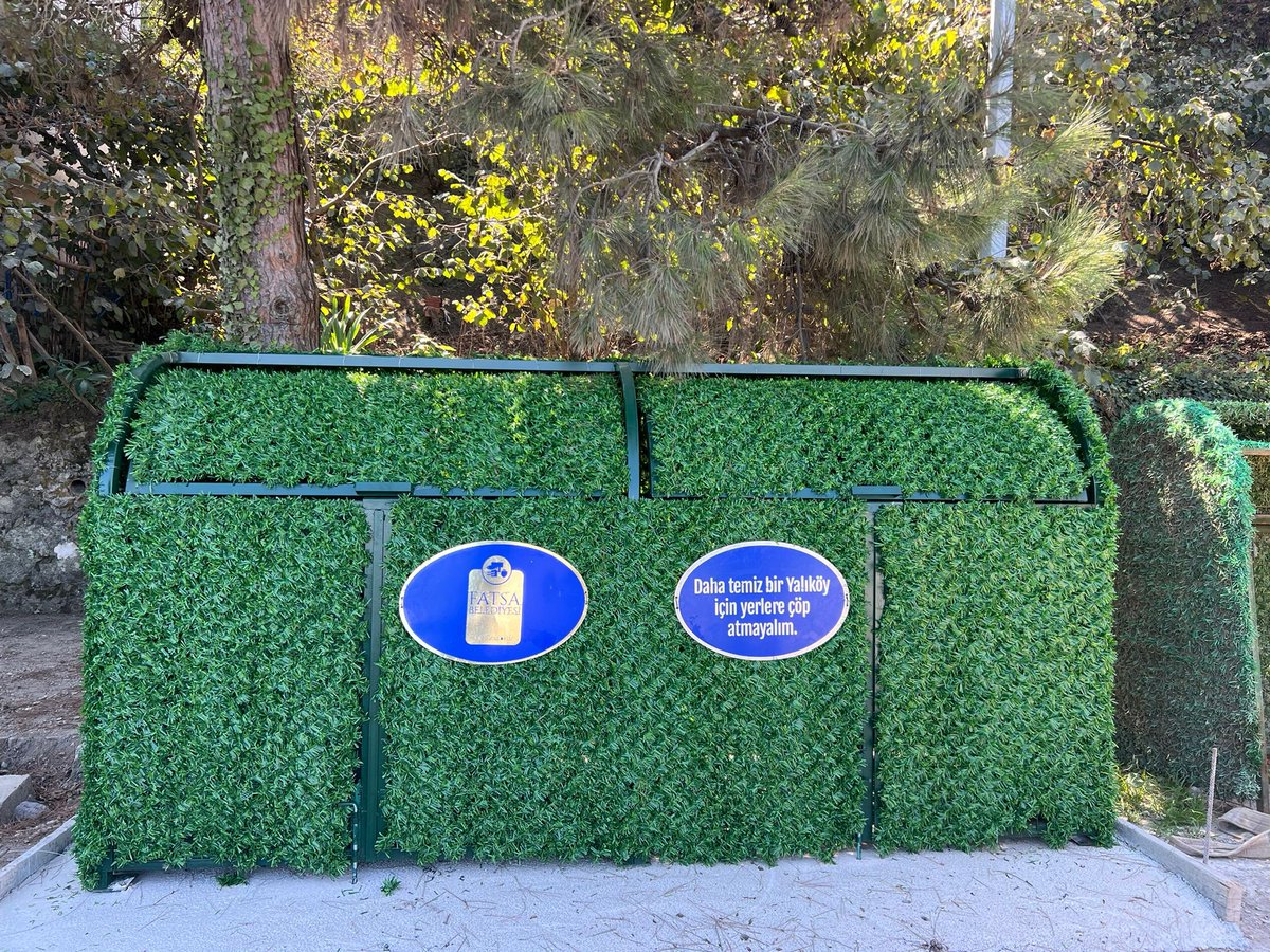 FATSA BELEDİYESİ’NDEN ÇEVREYE DUYARLI ESTETİK DOKUNUŞ
Fatsa Belediyesi Temizlik İşleri Müdürlüğü, çevre estetiğini artırmak ve temizlik hizmetlerinde kaliteyi yükseltmek amacıyla ilçede önemli bir uygulamayı hayata geçirdi.