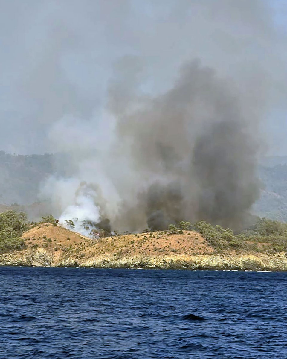 #Muğla'nın #Fethiye ilçesinde çıkan orman yangınına havadan ve karadan müdahale ediliyor