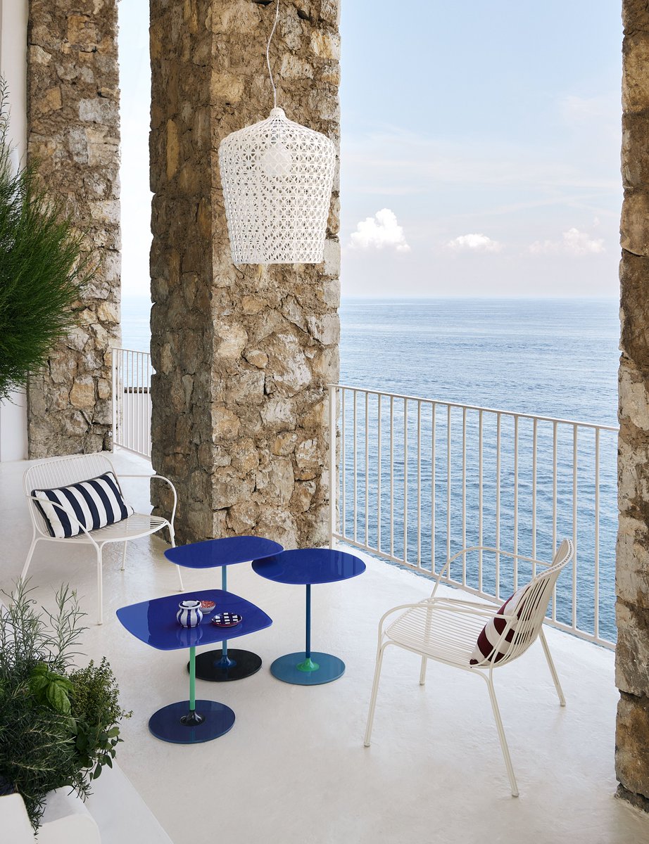 Kartell'in sevdiklerinizle keyifli sohbetlerinize ortak olacak modern tasarımları Thierry Sehpalar ile Hiray sandalyelerini keşfedin.