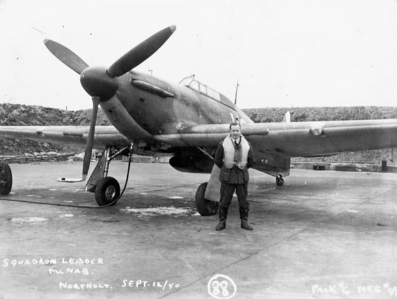 #ECJ de 1940, le commandant d’aviation E A McNab, volant au sein du 111e Escadron de la Royal Air Force pour acquérir de l’expérience opérationnelle durant la bataille d’Angleterre, devient le 1er membre de l’Aviation royale canadienne à abattre un avion ennemi, un Dornier DO 215
