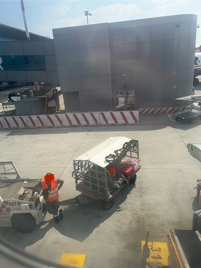 amosheshe's tweet photo. @AeroportidiRoma Da simbolo di efficienza a triste barzelletta. Volo fermo da 26 minuti, personale di terra che cazzeggia invece di caricare i bagagli. 25 minuti di nulla assoluto. Che fine ingloriosa… https://t.co/ICtxdKcnjr