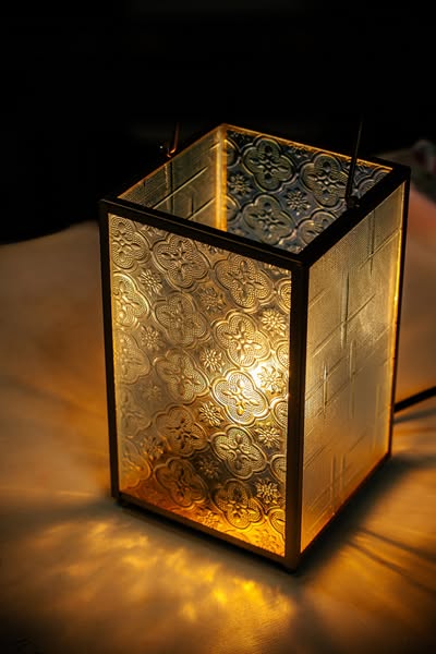 teco_in_atl's tweet image. ꕥ When Memories Shine Through Glass
Patterned glass is back—reimagined as lamps, coasters &amp;amp; keepsake boxes.
Some even reuse glass from family homes, turning memories into timeless design. 💭
👉 reurl.cc/GNbonv

📷 Taiwan Panorama
#TECOATL #PatternedGlass #TaiwaneseDesign