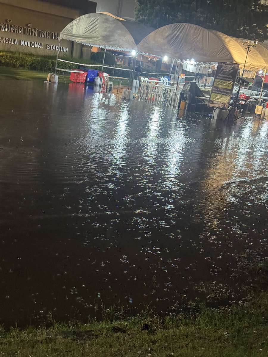 เหลือจะเชื่อ ราชมังน้ำท่วม555555555555555555555555555555555555555555555555555555555