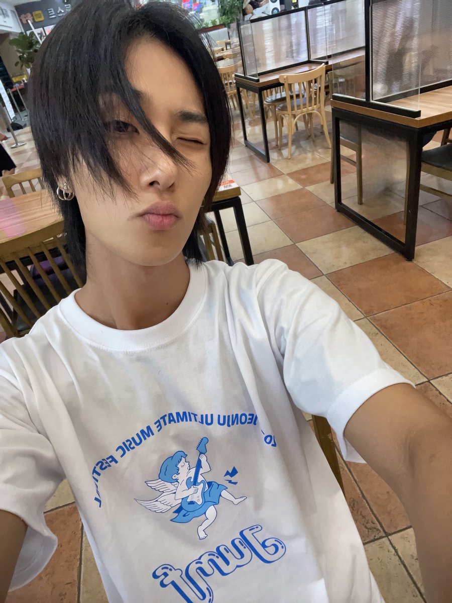 전주 레전드로 재밌었음!!
이게 다 캐쳐 덕분임!!
비록 비빔밥,초코파이 등등 못먹었지만 
행복한 하루였3
너무너무 감사해요 🖤

#캐치더영 #CATCHTHEYOUNG #CTY
#기훈 #KIHOON
#이상형 #Ideal_Type
#CATCHTHEYOUNG_IdealType
#전주얼티밋뮤직페스티벌 #JUMF2025