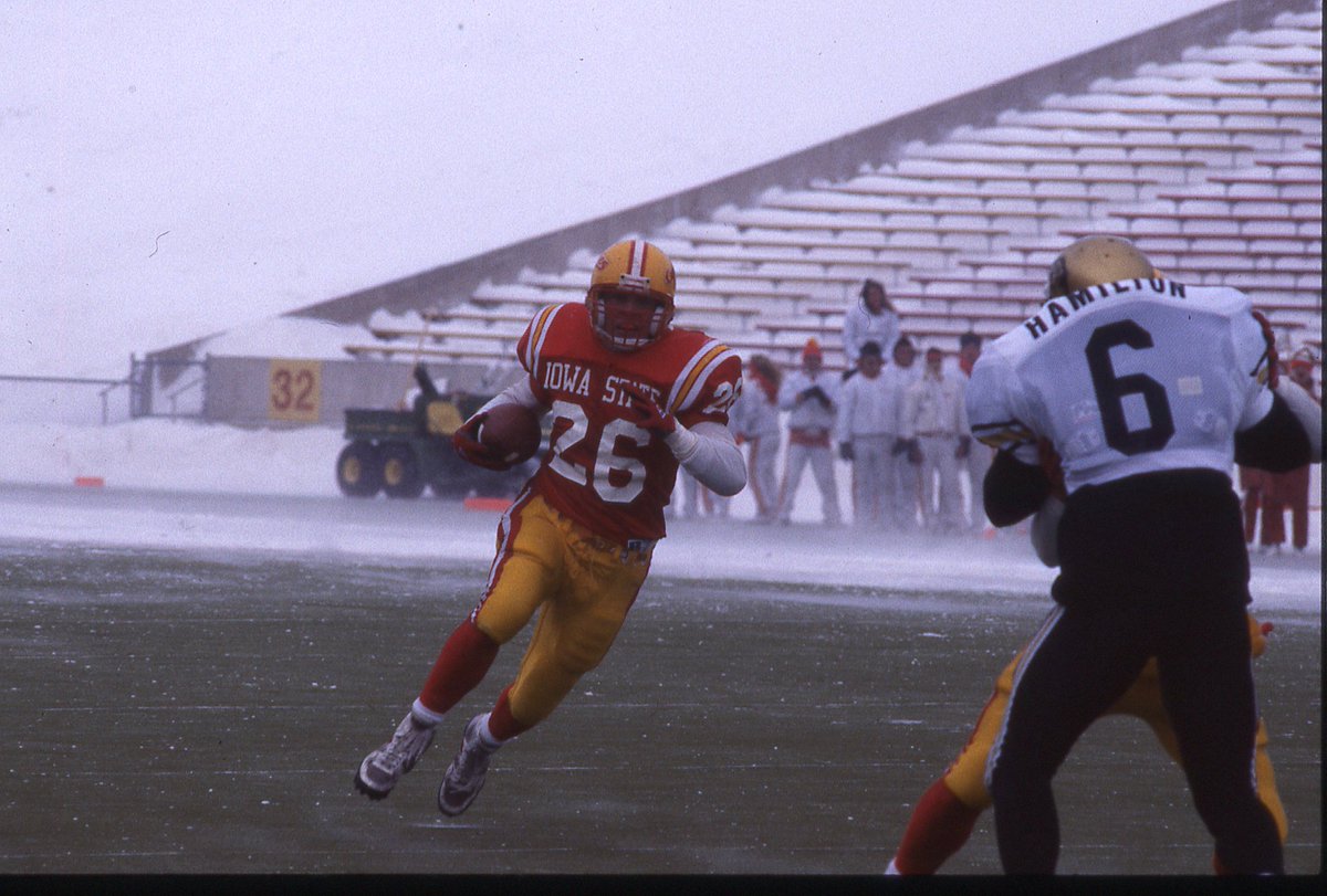 Jim Knott rushed for 103 yards against Colorado in the 1991 "Blizzard Game."
#CyclONEnation #FlashbackFriday