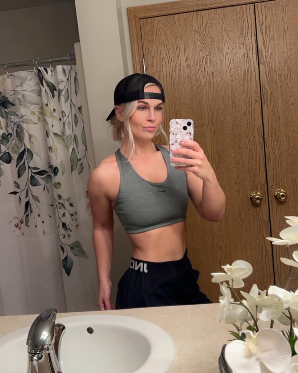LyricalEmily's tweet photo. Morning run to kickstart the day 🌅💪
Fresh air, stress release, full of energy to welcome Friday #Friday #GoodMorning #MorningRun https://t.co/MbVPgqOcKq