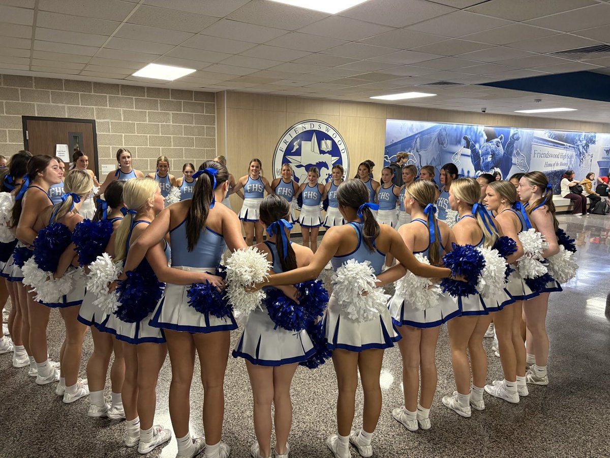 FWoodG's tweet photo. FHS having fun on our 1st Friday at the #1HS! C-Leaders, Wranglers & Mighty Mustang Band lead the way during our Stang Spirit Walk-Thru! #EveryKidEveryDay @Fwood_Cheer @FHS_WBC @FriendswoodBC @friendswoodisd https://t.co/bWhdzZapwE