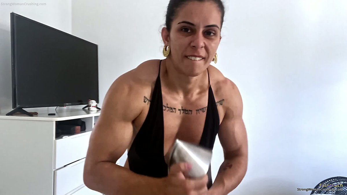 CrushingWoman's tweet photo. 🔥 **"Sassenach's Pan-Bending Power Will Leave You Speechless"**
She effortlessly smashes through metal 

**Watch her dominate now →** [Link in bio 👆]
https://t.co/PoN2aLlhoE

#PanBendingQueen #MusclePower #FeatsOfStrength #StrongWomen #CanYouHandleIt #MuscleGoddess https://t.co/APIT3mxK3E