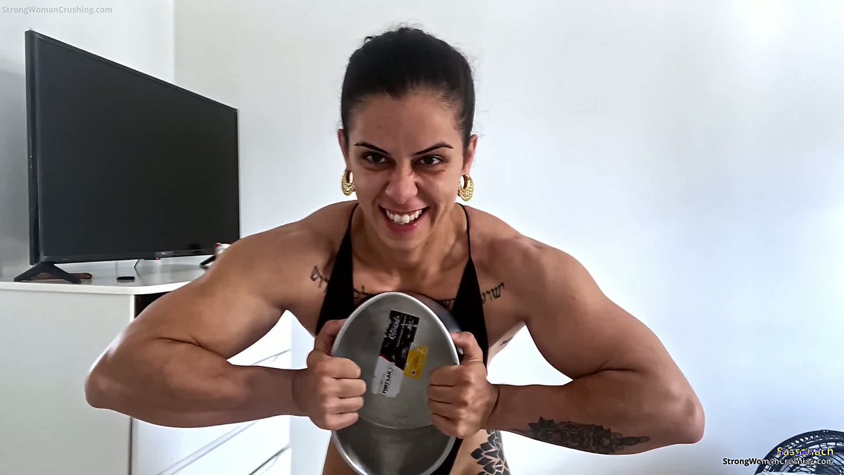 CrushingWoman's tweet photo. 🔥 **"Sassenach's Pan-Bending Power Will Leave You Speechless"**
She effortlessly smashes through metal 

**Watch her dominate now →** [Link in bio 👆]
https://t.co/PoN2aLlhoE

#PanBendingQueen #MusclePower #FeatsOfStrength #StrongWomen #CanYouHandleIt #MuscleGoddess https://t.co/APIT3mxK3E