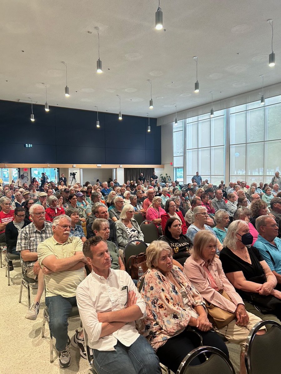 RonWyden's tweet photo. Very much enjoyed last night’s #2025townhall in Monmouth with @RepSalinas. We answered questions in an open-to-all setting for Oregonians here in Polk County to share their ideas. Thanks very much to @WesternOregonU for hosting. https://t.co/u1sXAG5fgq
