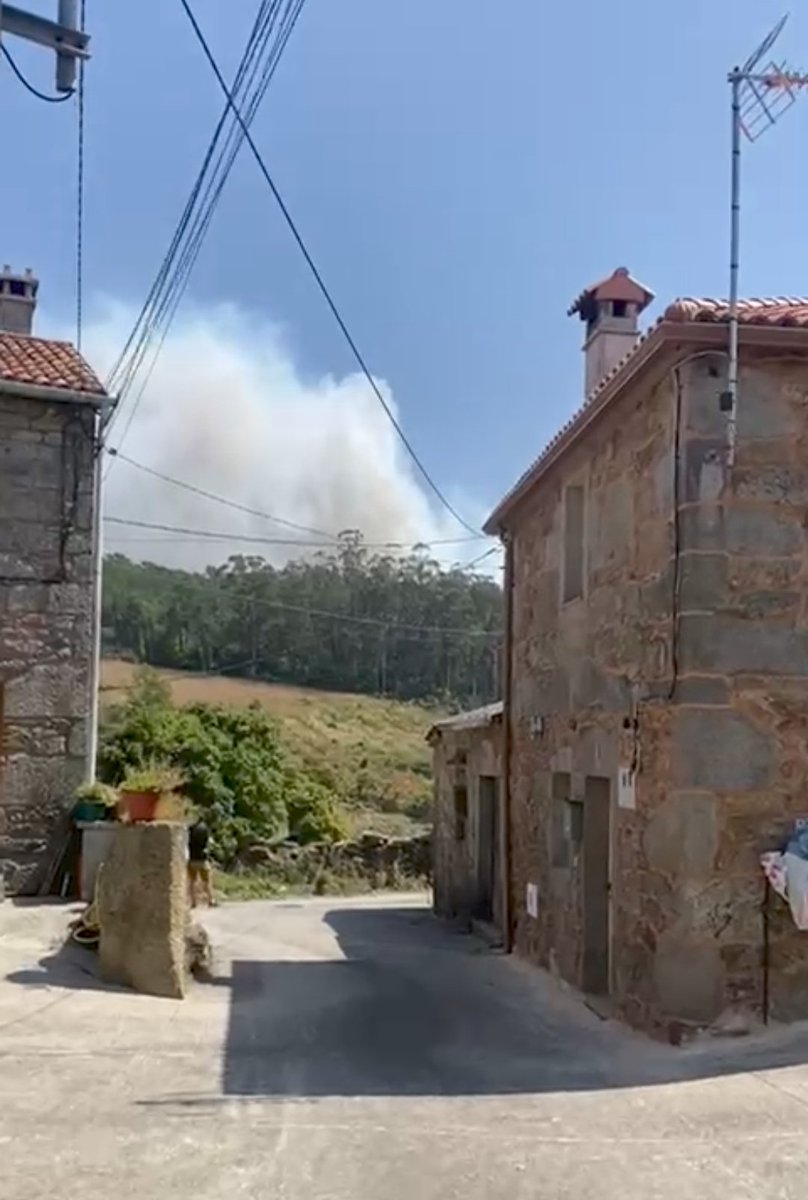 LUMES |  Incendio forestal en Quintáns, Muxía.