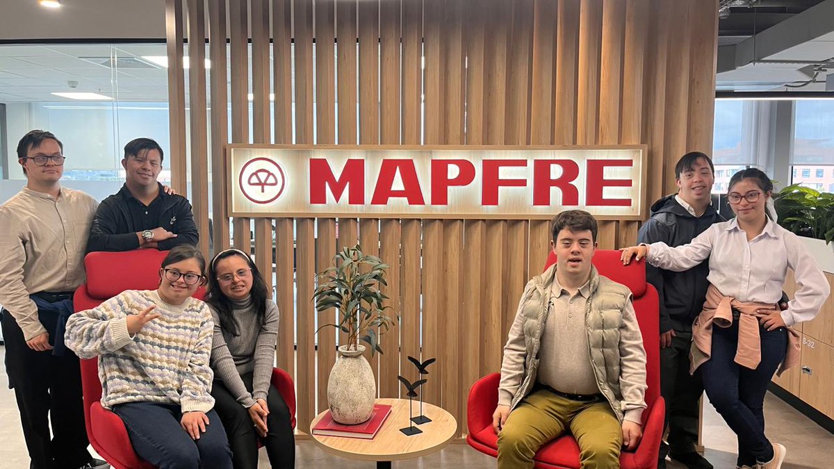 corpdown's tweet image. 💙 En @MAPFRE_CO vivimos la primera de 3 sesiones de actividades incluyentes con sus colaboradores y jóvenes de la @corpdown en formación laboral.  

Construyendo juntos oportunidades reales de inclusión. #InclusiónLaboral #SíndromeDeDown #CSD #Maphre