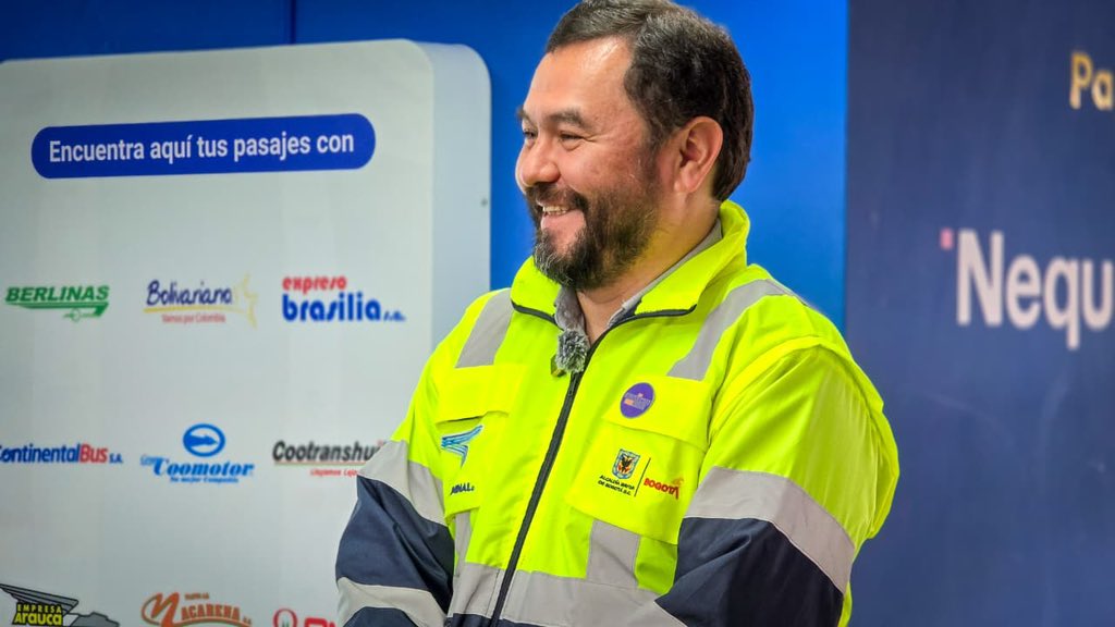 #LaTerminalDigital| Nuestro Gerente, Rafael González, y el CEO  de <a href="/Pin_Bus/">PINBUS.COM</a>, Sebastián Jaramillo, dan inicio al lanzamiento de la estrategia #KioskosDigitales en la <a href="/TerminalBogota/">Terminal de Transporte de Bogotá</a> Salitre.

🧵👇🏻
