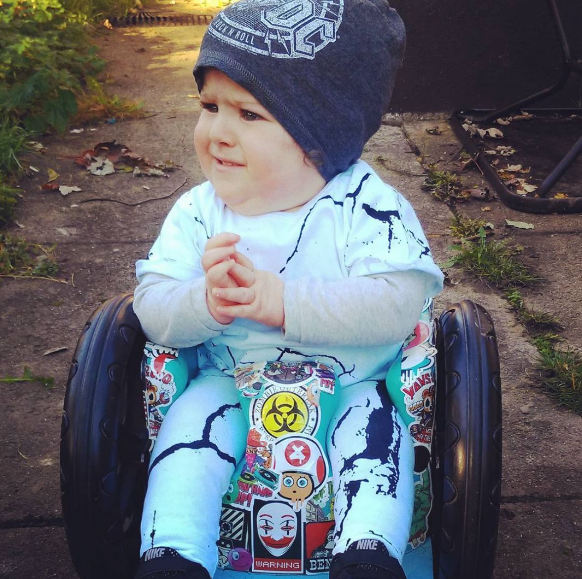 UnaKeightley's tweet image. Slip inside the eye of your mind, don’t you know you might find
A better way to care, don’t leave our children’s fate
To an incompetent state, they are fading away.

#OasisLive25 
#DontLookBackInAnger #ResignHarris #JusticeForHarvey