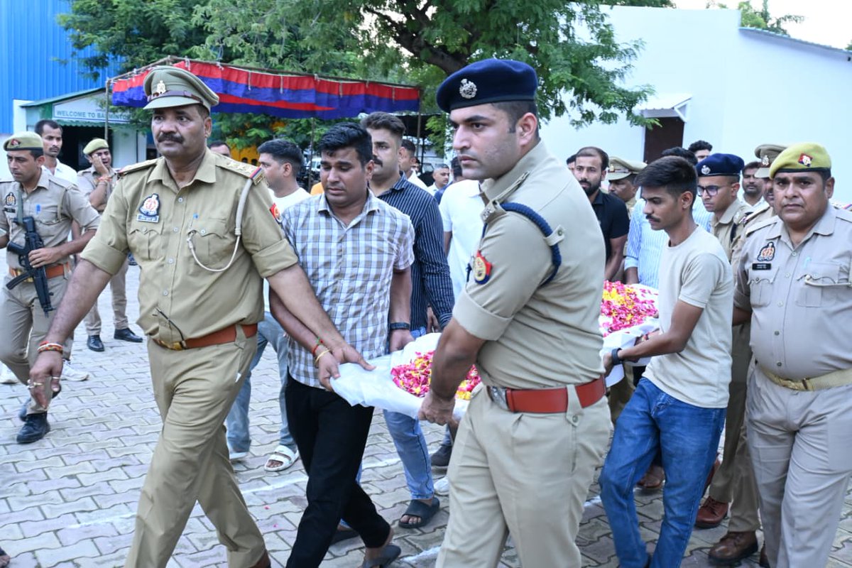 बहुत ही दुःखद!

3 अगस्त को आगरा के थाना शाहगंज क्षेत्र में रात्रि 2 बजे के आस-पास 2 वाहनों के दुर्घटनाग्रस्त होने की सूचना मिली थी। इस सूचना पर उप निरीक्षक अंकुर, HC मोहित एवं कॉन्स्टेबल रोहित यादव मौके पर गए थे। ये तीनों लोग जब दुर्घटनाग्रस्त वाहनों को सड़क के साइड में हटवाकर