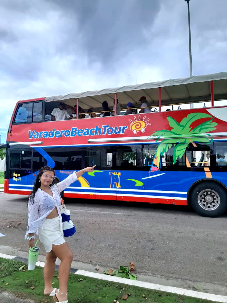 El #VaraderoBeachTour es pura magia. Imagina recorrer hermosas playas y terminar el día con un atardecer  que parece pintado a mano. Cada parada es una aventura. ¡Esto no es un simple paseo,  es la experiencia que tu viaje necesita!