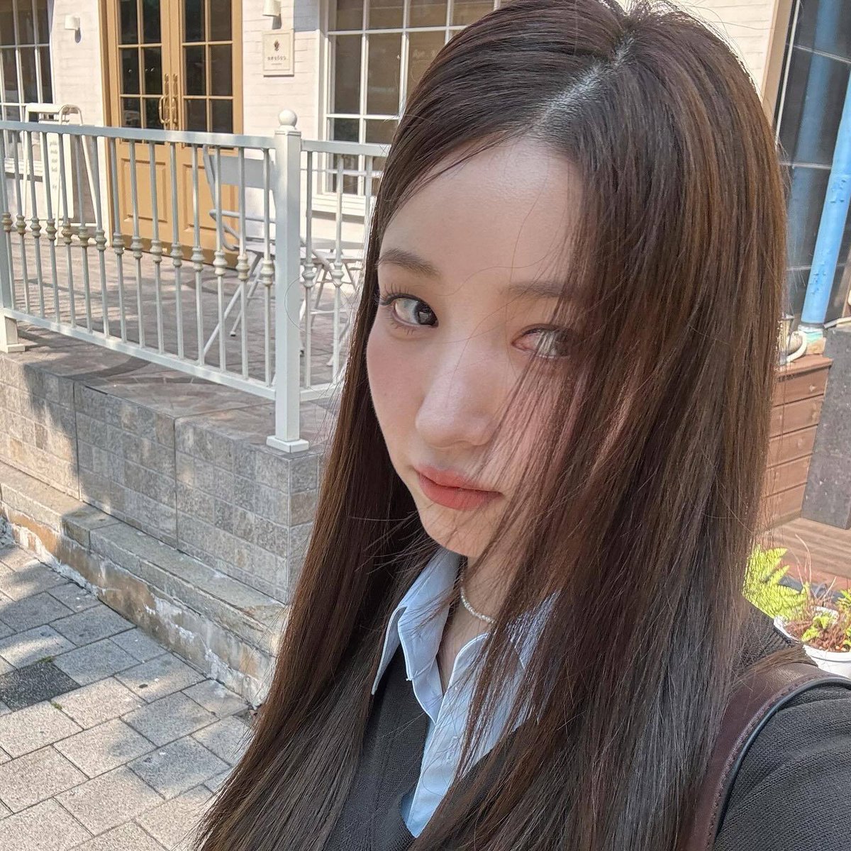 #BUBBLE | Atualização da Sowon (15/08/25):

👤: Tô planejando ir escondida ao fanmeeting da Yerin-unnie amanhã... faz duas semanas que volto pra casa de madrugada depois do trabalho no café.
🦊: Ah, é mesmo! Já é amanhã! Que sorte a sua, e eu também preciso me preparar.
👤: Você